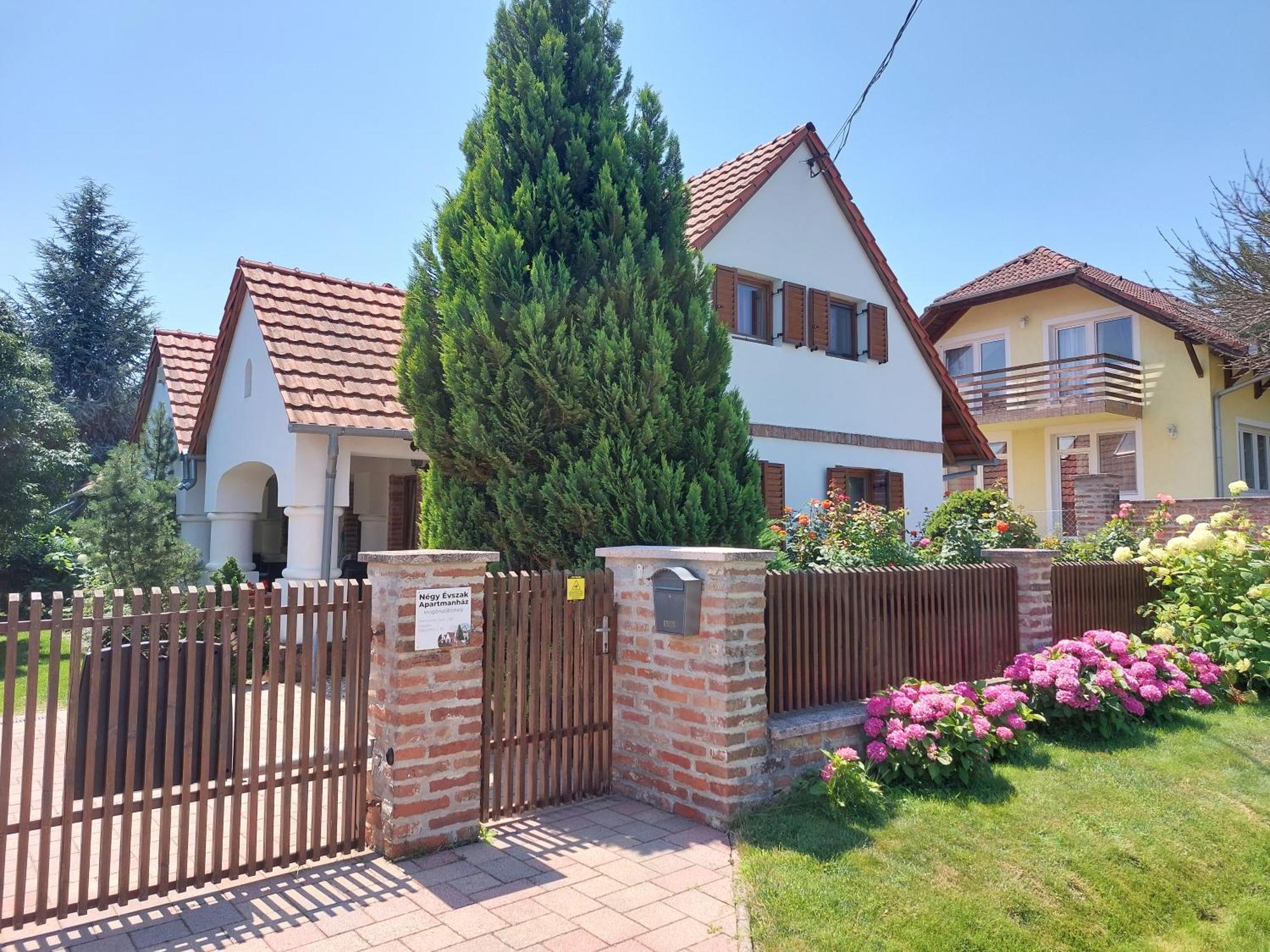 Négy Évszak Apartmanház Zalakaros Extérieur photo